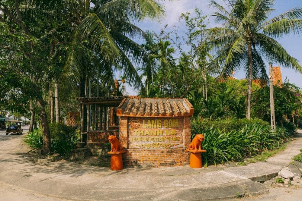 The entrance to Thanh Ha Pottery Village in Hoi An is made from traditional materials, standing out against the picturesque rural landscape (Source: Hoi An Creative City)